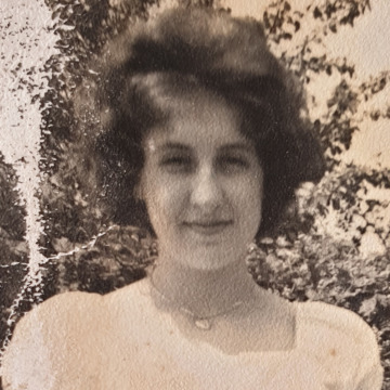 Photo of Yvonne J AARTSEN