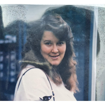 Photo of Julie Lesley DATE